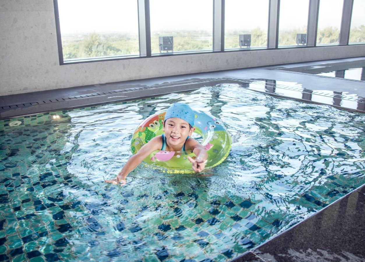 Готель Crowne Plaza Tainan By Ihg Екстер'єр фото A child swimming with a float
