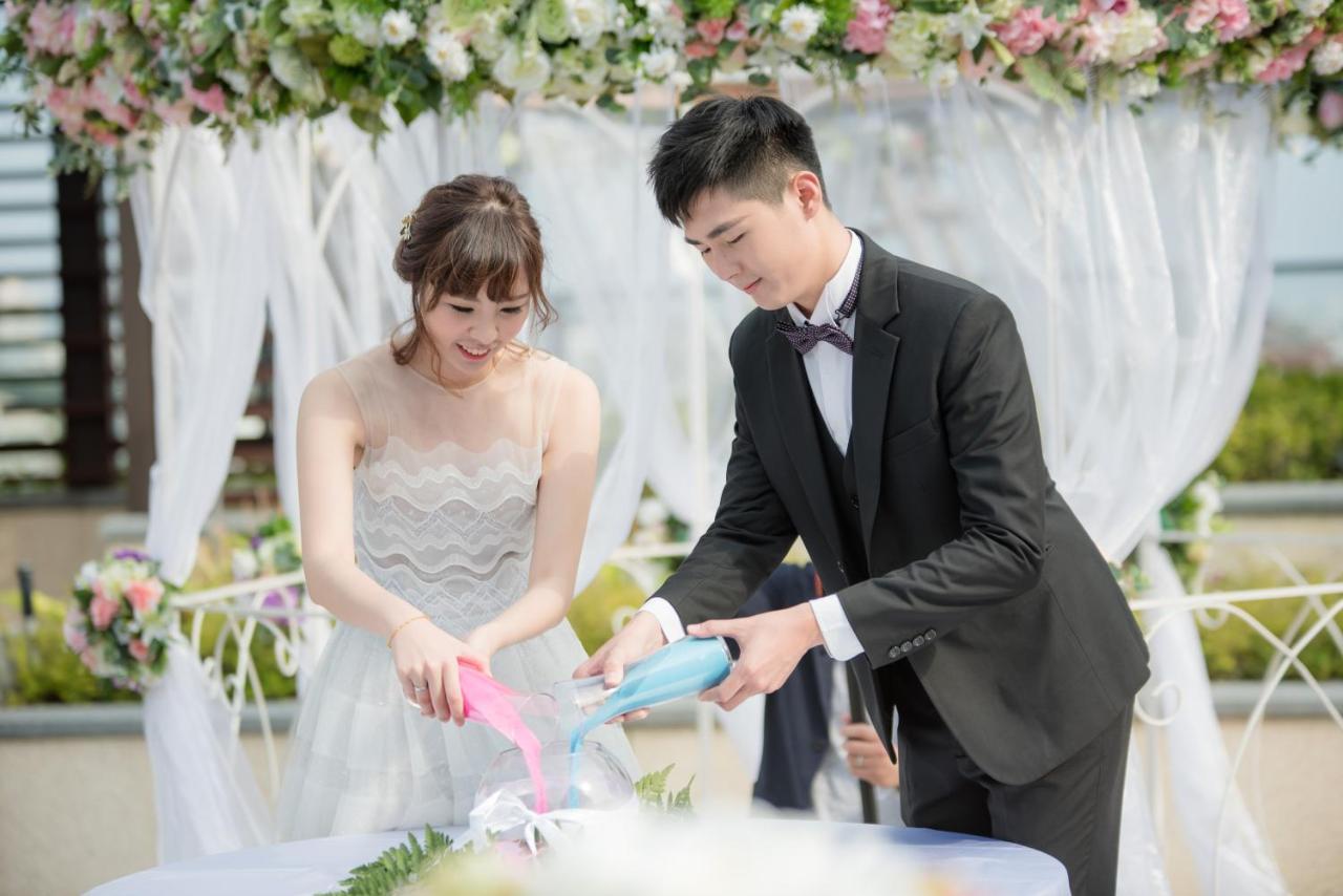 Готель Crowne Plaza Tainan By Ihg Екстер'єр фото A sand ceremony at a wedding