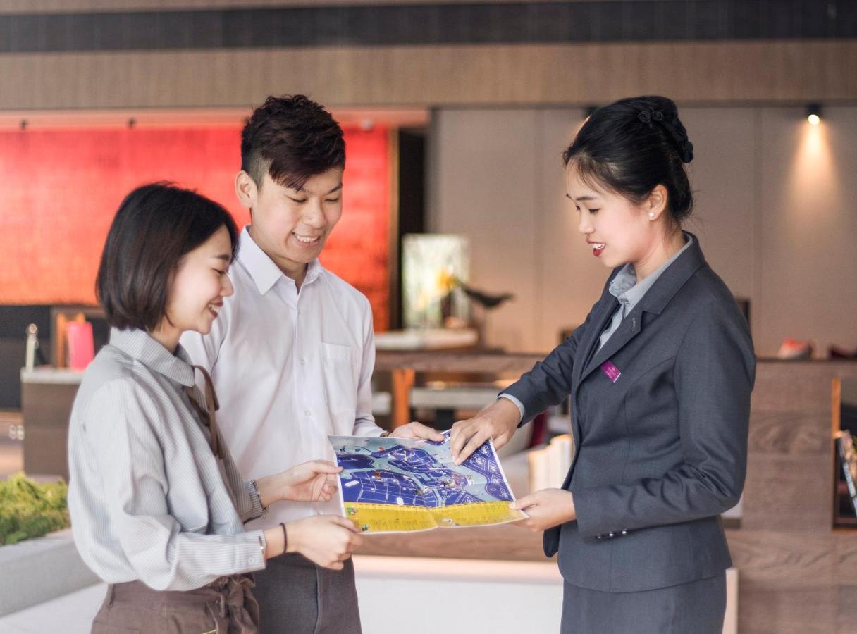 Готель Crowne Plaza Tainan By Ihg Екстер'єр фото Thai Airways' ground staff at Suvarnabhumi Airport