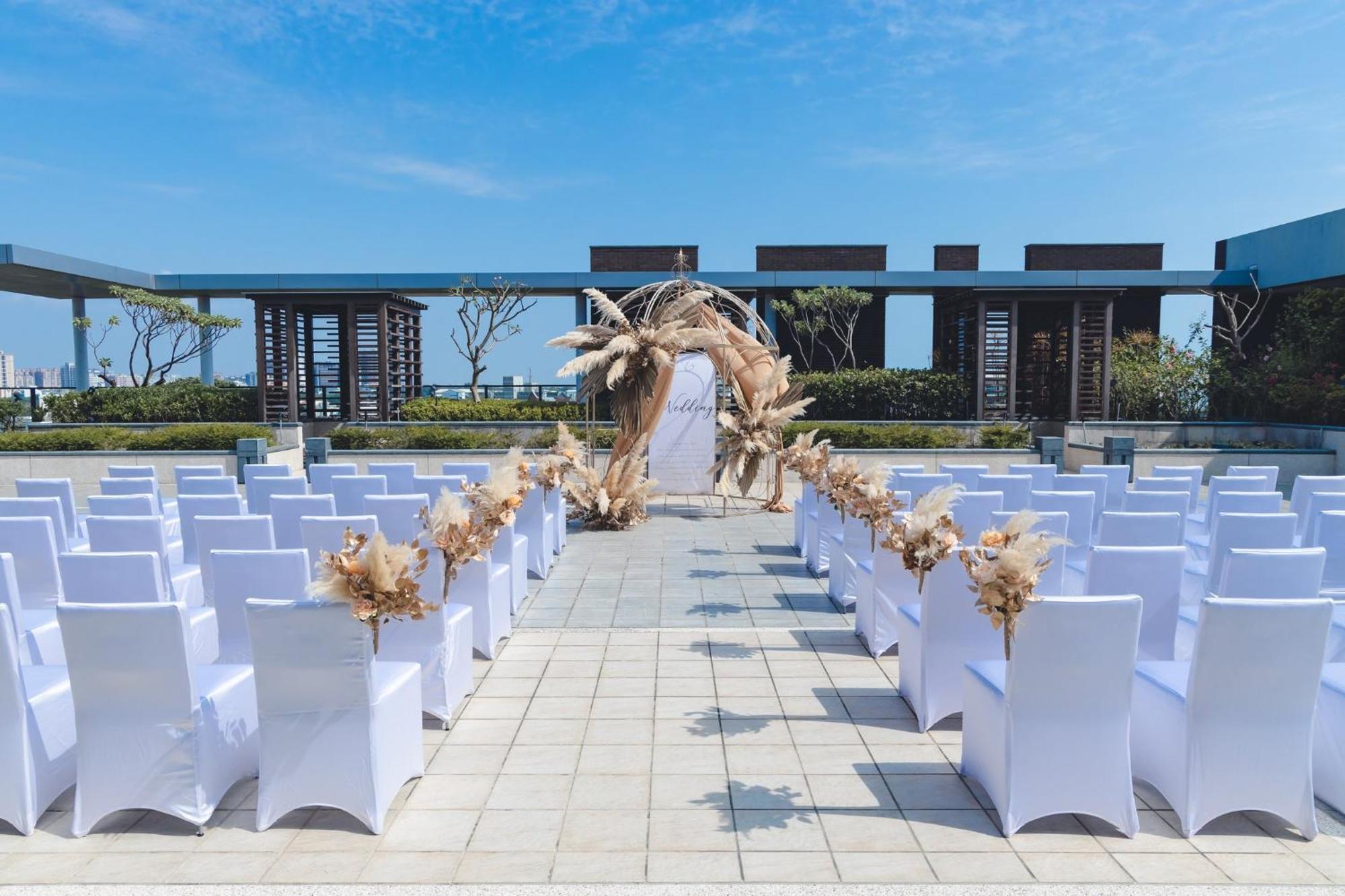 Готель Crowne Plaza Tainan By Ihg Екстер'єр фото The rooftop wedding venue